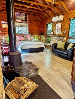 1 bedroom, bed sheets - The Green Cottage (Warburton)