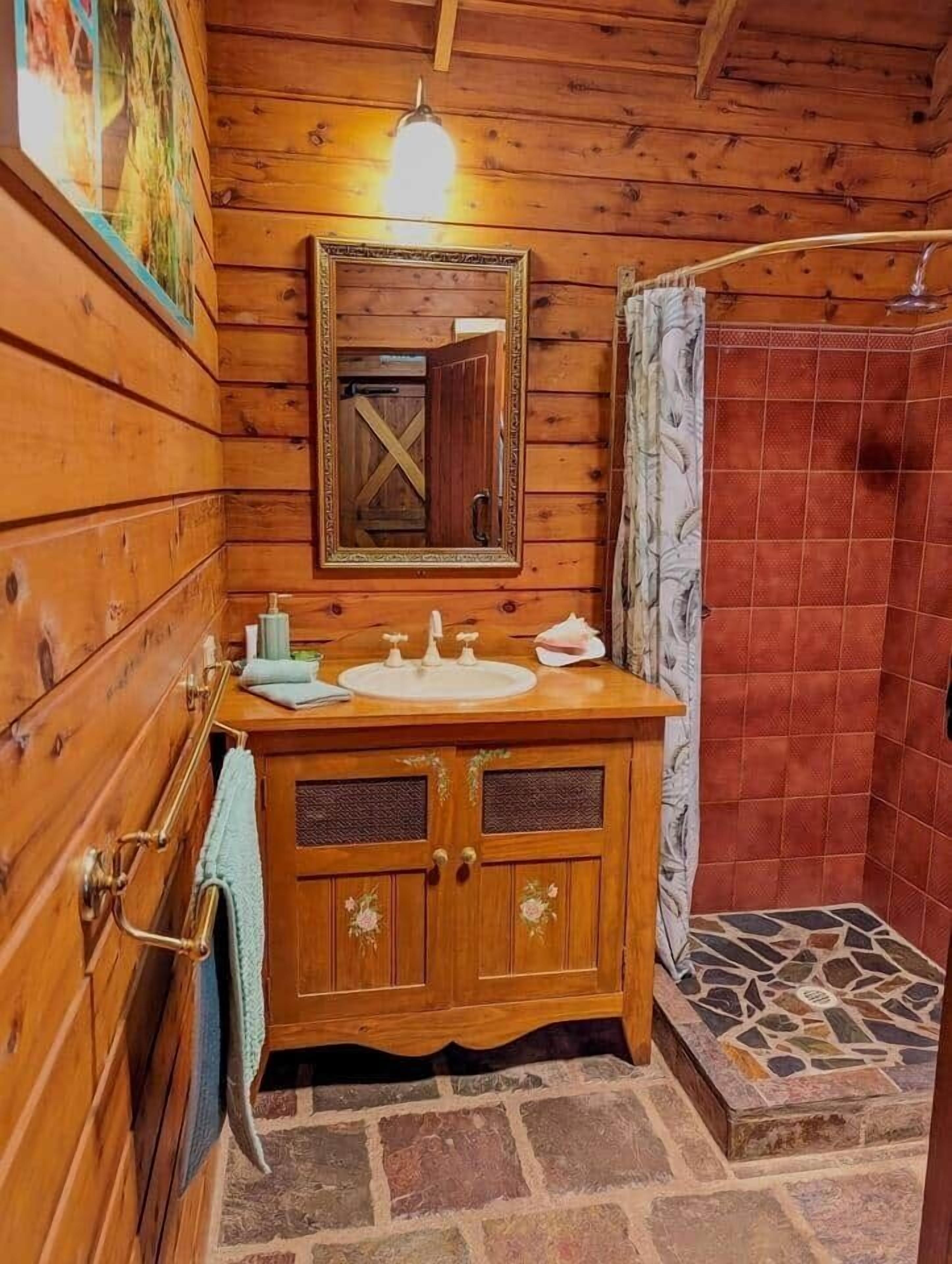 Dusj, hårføner, håndklær og såpe