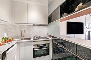 Coffee/tea maker, fridge, microwave, oven