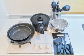 Lägenhet - icke-rökare (C) | Eget kök | Kylskåp, mikrovågsugn, spishäll och grytor/köksredskap