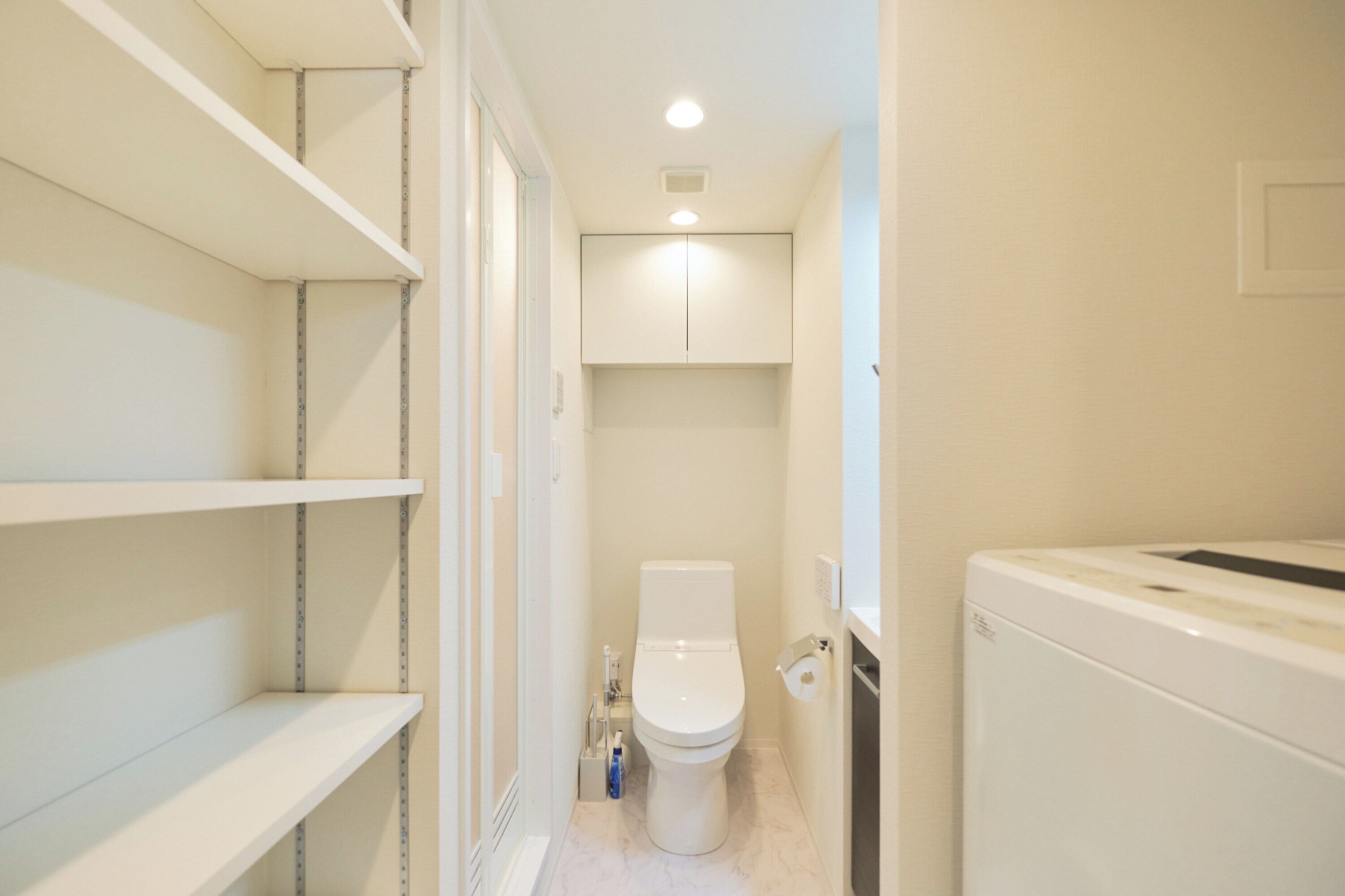 Combined shower/tub, hair dryer, towels, shampoo