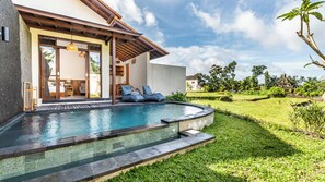 A modern house with a swimming pool, a covered patio, and a lush garden. - Sabuh Mas Villa Ubud By Aswanaya (Tegallalang)