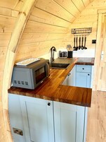 Refrigerador con freezer, microondas, placa de cocina