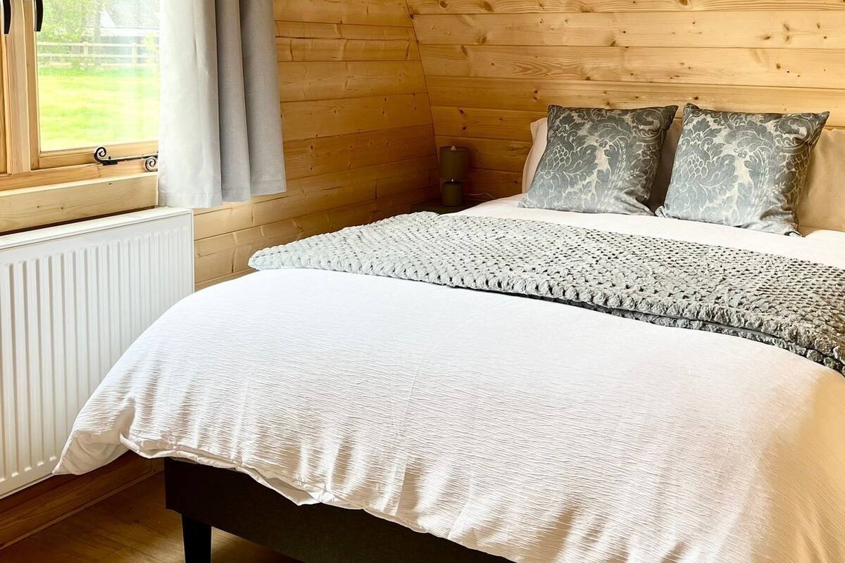 ๋ญ์
๋ฆฌ ์บ๋น, ๋๋ธ์นจ๋ 1๊ฐ, ์จ์ ์์กฐ, ์ ์ ์ ๋ง (Apple Tree Lodge) | 1 ๊ฐ์ ์นจ์ค, ๊ฐ๊ฐ ๋ค๋ฅด๊ฒ ๊ฐ๊ตฌ ๋น์น, ๋
ธํธ๋ถ ์์
๊ณต๊ฐ, ๋ฌด๋ฃ WiFi