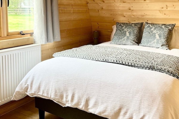 1 habitación, muebles diferentes y espacio para trabajar con laptop