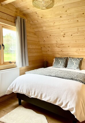 Luxe huisje, 1 tweepersoonsbed, hot tub, uitzicht op tuin (Apple Tree Lodge) | 1 slaapkamer, individueel gemeubileerd, een laptopwerkplek, gratis wifi