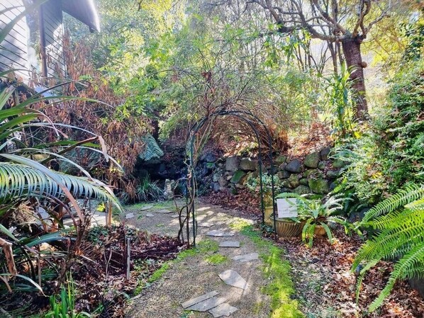 Unclassified image, 1 of 11, button - Forget Me Not Cottages - The Water Garden (Warburton)