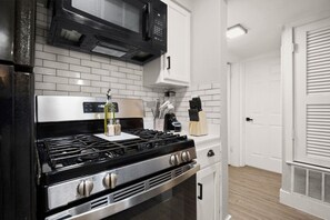 Fridge, microwave, oven, stovetop - Prime Crestview Suite | Perfect for Holidays! (Austin)
