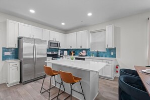 Een koelkast, een microgolfoven, een oven, een kookplaat