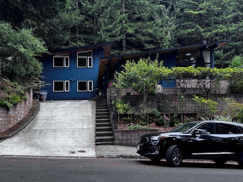 Raven's Nest: Tranquil Forest Suite 5 min to Downtown Arcata with Redwood Views