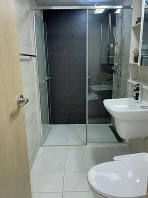 Suite, pemandangan samudra | Kamar mandi | Shower, perlengkapan mandi gratis, pengering rambut, dan handuk