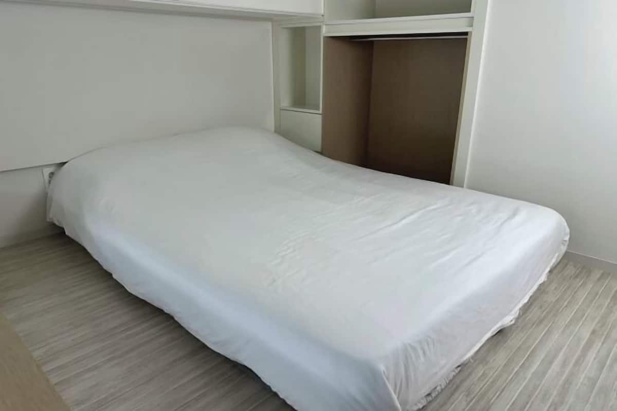 1 slaapkamer, een bureau, een laptopwerkplek, gratis wifi