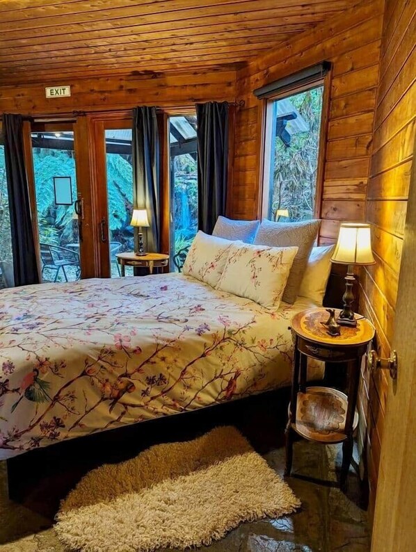 4 bedrooms, desk, free WiFi, bed sheets