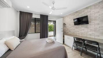 デラックス ダブルルーム | 防音設備、アイロン / アイロン台、WiFi (無料)、ベッドシーツ