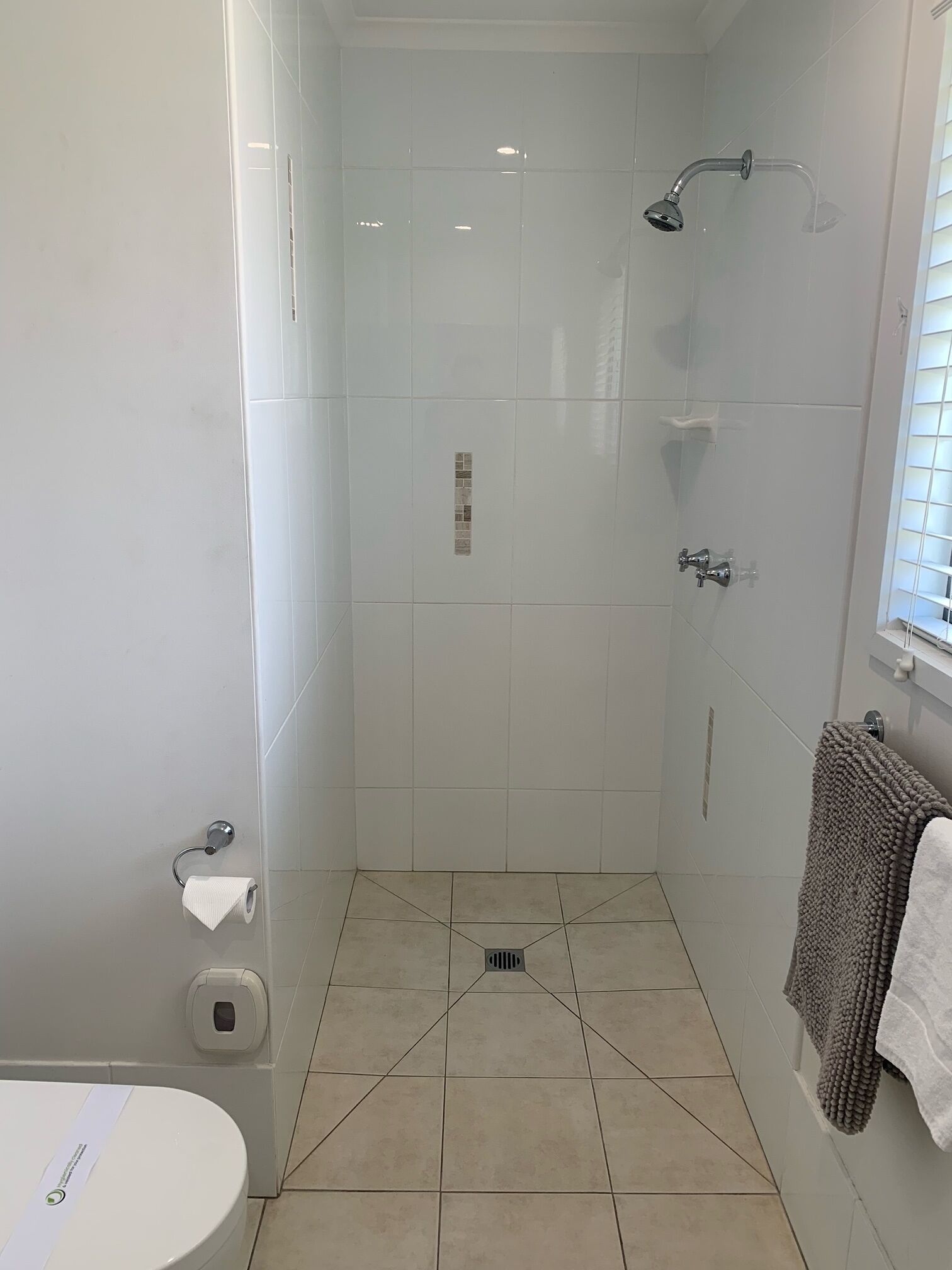 Ein modernes Badezimmer mit Dusche, Toilette und Waschbecken.