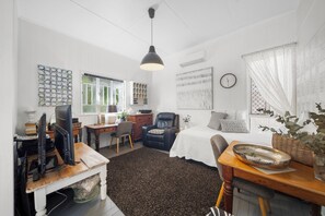 Cottage with Balcony | Living area | 4-inch TV with satellite channels - Verandah Motel (Gympie)