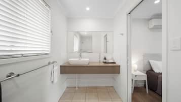 Kedap suara, setrika/meja setrika, Wi-Fi gratis, dan seprai linen