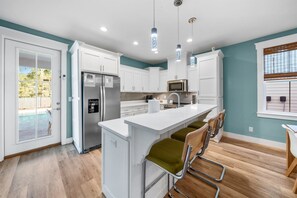 Réfrigérateur, four à micro-ondes, un four, surface de cuisson
