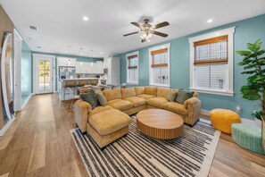 Living area - NEW l Inground Pool l Gameroom l 1 block to beach l cornhole l putt putt (Panama City)