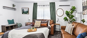 The Sly Fox - Lake/Dine/Drink/Shop - Sleeps 6/Dog-Friendly