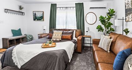 The Sly Fox - Lake/Dine/Drink/Shop - Sleeps 6/Dog-Friendly