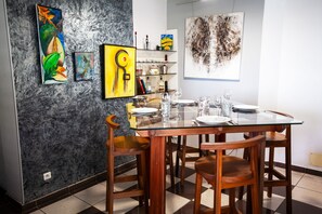 Dining - Enjoy the peace and quiet of nature in this fresh, bright villa. (Saint-Joseph)