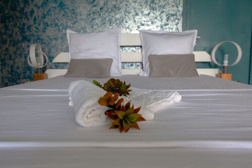 Enjoy the peace and quiet of nature in this fresh, bright villa.