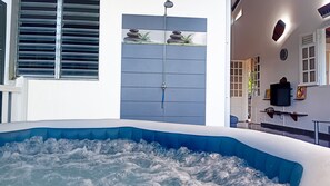 Indoor spa tub - Enjoy the peace and quiet of nature in this fresh, bright villa. (Saint-Joseph)