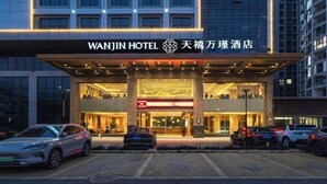 Ein moderner Hotelaufgang mit einem gut sichtbaren Schild für das Wanjin Hotel.
