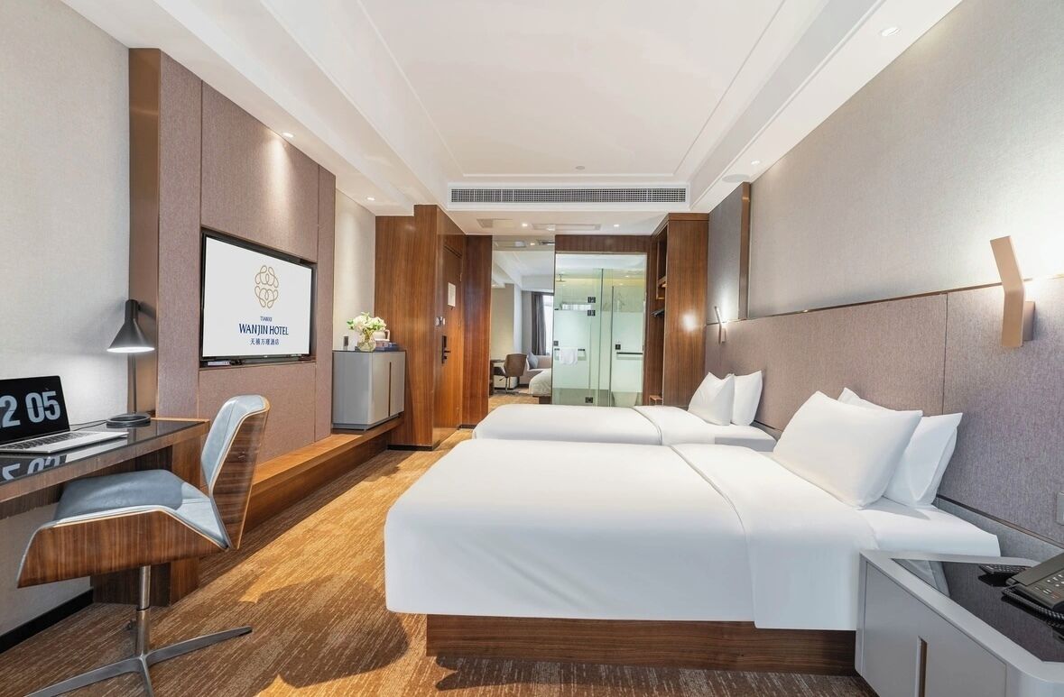 Escritorio, espacio para trabajar con laptop y cortinas blackout 