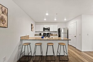 Frigorifero, microonde, forno, piano cottura