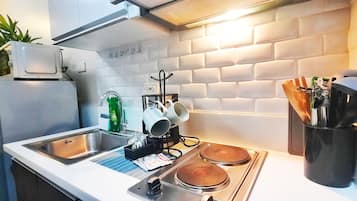 Kondominium Comfort, 1 kamar tidur, dapur, pemandangan kota | Dapur pribadi | Lemari es, microwave, kompor, dan mesin pembuat kopi/teh