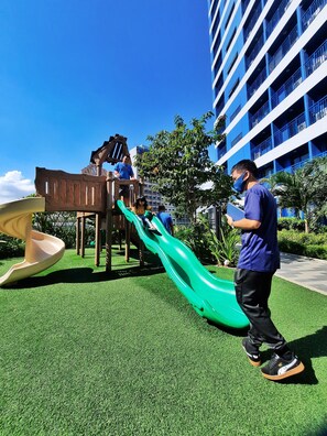 Área de juegos infantiles al aire libre