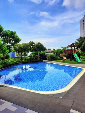 2 albercas al aire libre