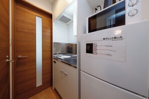 C (2p) | Private kitchen | Microwave, stovetop, cookware/dishes/utensils - Zenith Garden TOGOSHI (Tokyo)