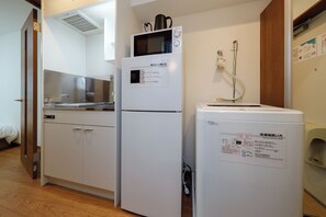 Microondas, placa de cocina, utensilios de cocina