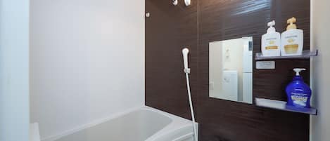 C (2p) | Bathroom | Combined shower/bathtub, hair dryer, slippers, towels