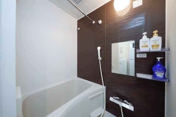 Apartment | Badezimmer | Duschwanne, Haartrockner, Hausschuhe, Handtücher