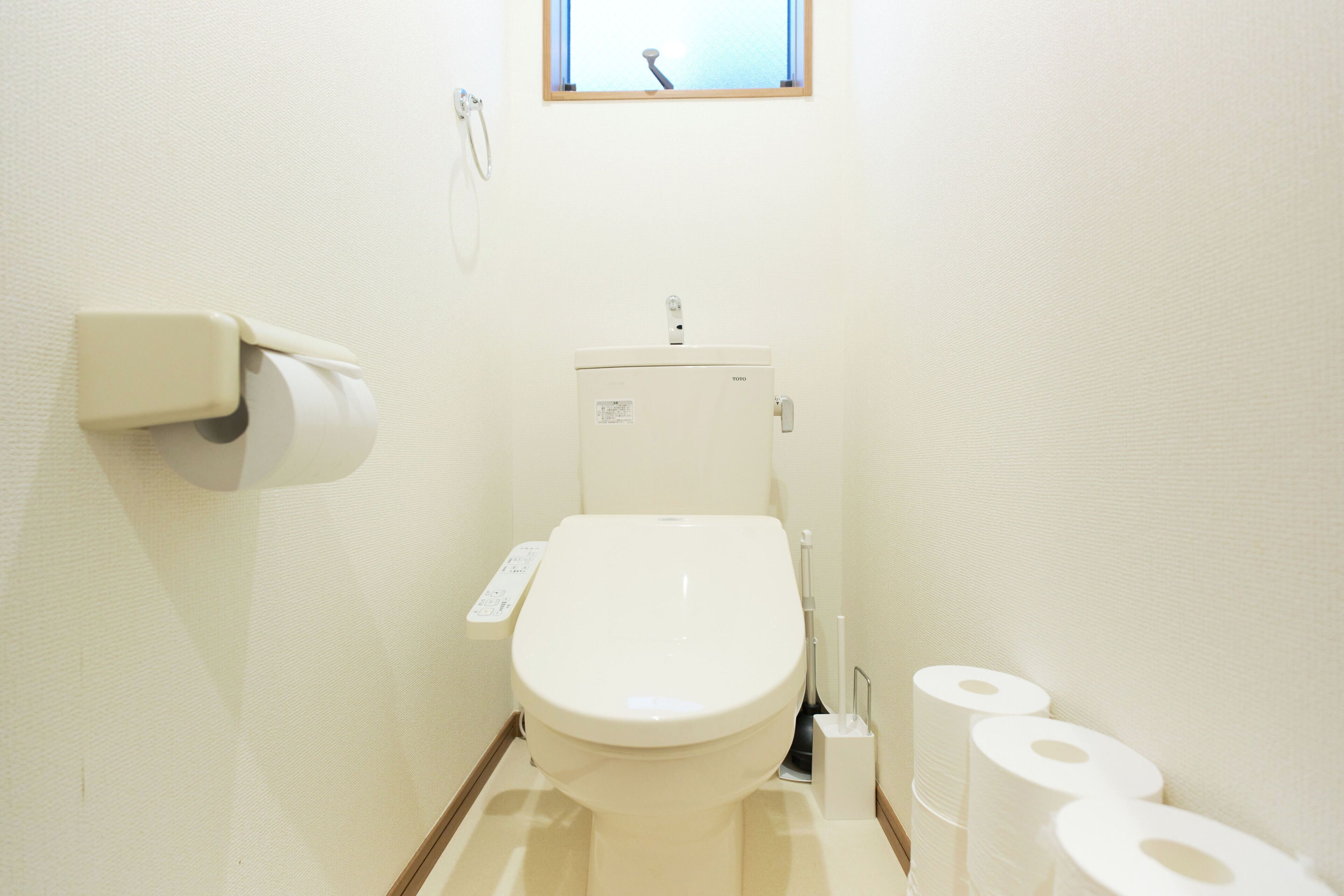 Un bany petit i net amb vàter, suport de paper higiènic i vàter bidet.