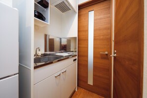 A (2p) | Private kitchen | Microwave, stovetop, cookware/dishes/utensils - Zenith Garden TOGOSHI (Tokyo)