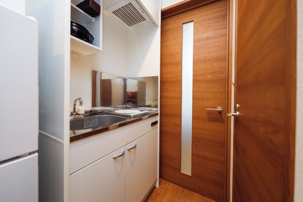 Apartament | Cuina privada | Microones, placa de cuina i utensilis de cuina, vaixella i coberteria