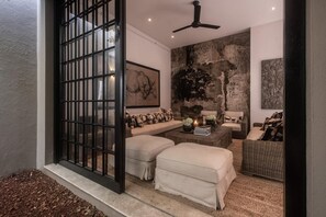 تلفزيون بشاشة مسطحة