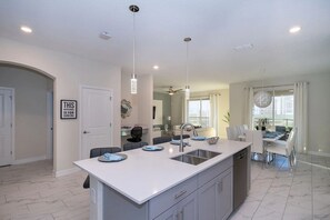 Dining - Pretty Villa 6Bed/5Bath/Pool/Jacuzzi/18Min Disney (Davenport)