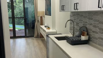 Kjøleskap, mikrobølgeovn, kaffetrakter/tekoker og vannkoker