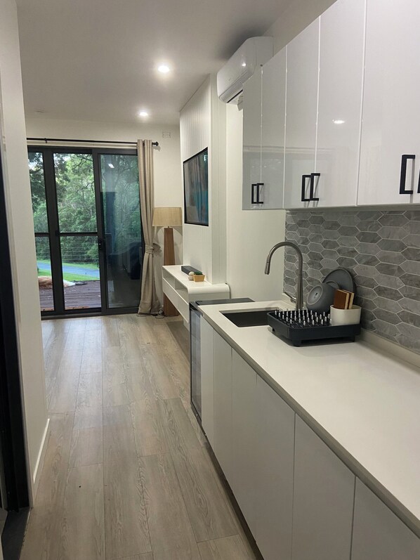 Réfrigérateur, micro-ondes, cafetiÚre/bouilloire, bouilloire électrique