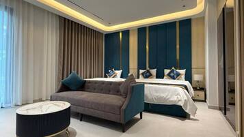 Desk, soundproofing, free WiFi, bed sheets