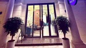 La entrada del hotel Khue Le Bleu con un cartel que dice 'Your Perfect Getaway'.