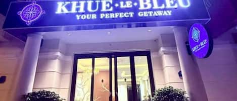 La entrada del hotel Khue Le Bleu con un cartel que dice 'Your Perfect Getaway'.