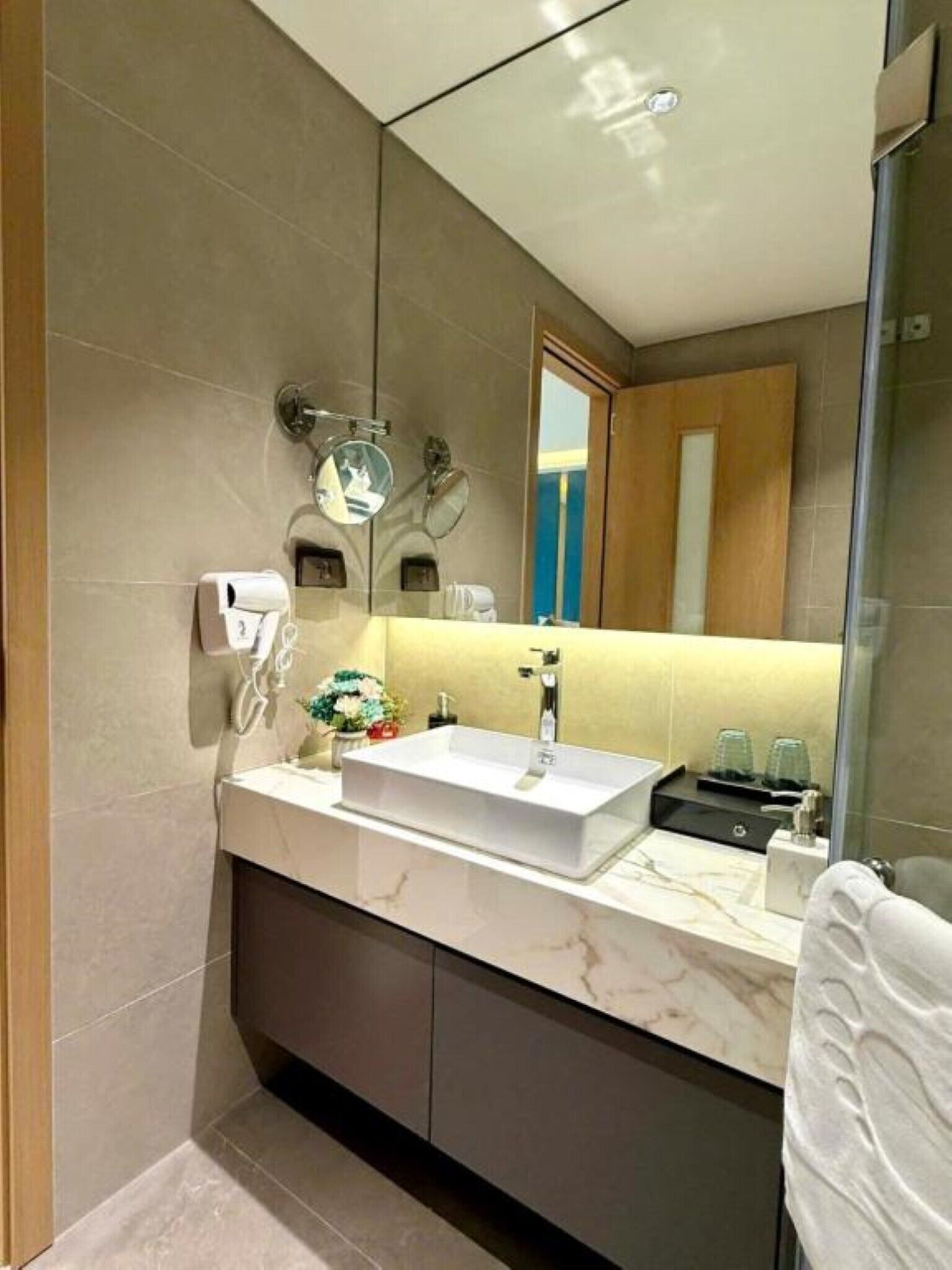 Shower, free toiletries, slippers, bidet