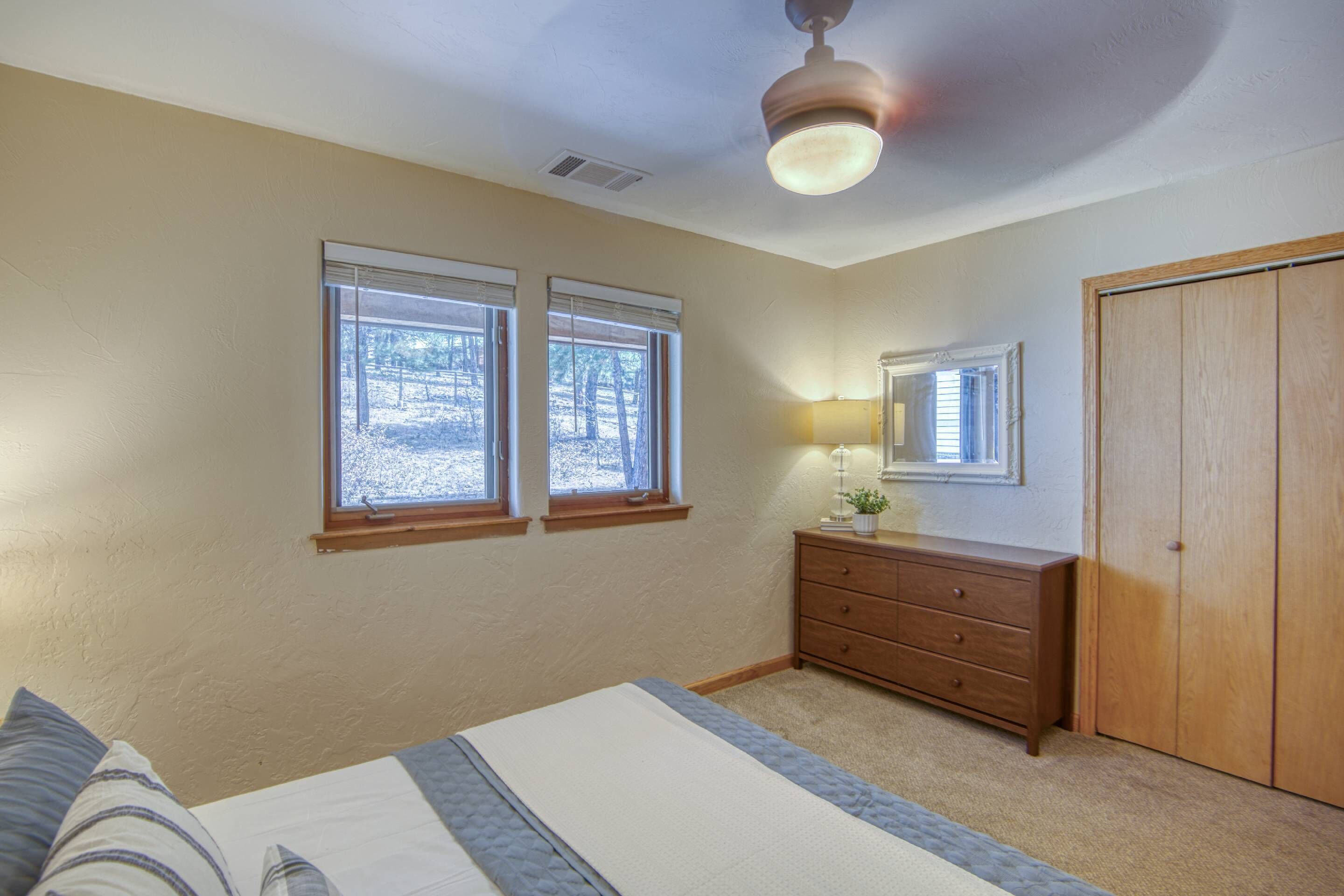 Une chambre à coucher avec un lit, une commode et une armoire.